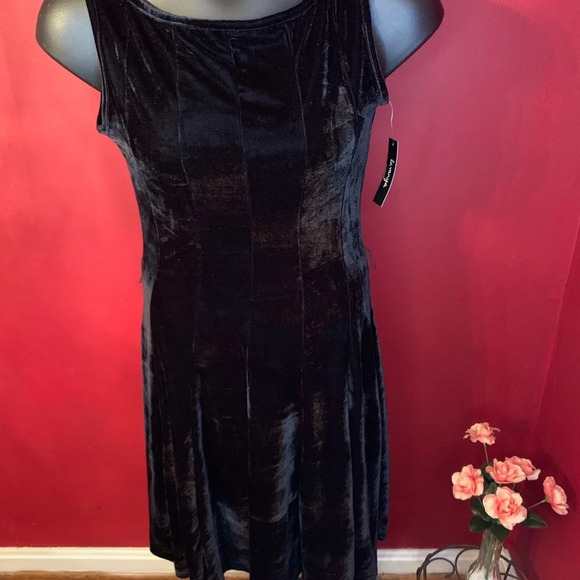 NWT LA VANYA VELVET DRESS SIZE M - Picture 3 of 6